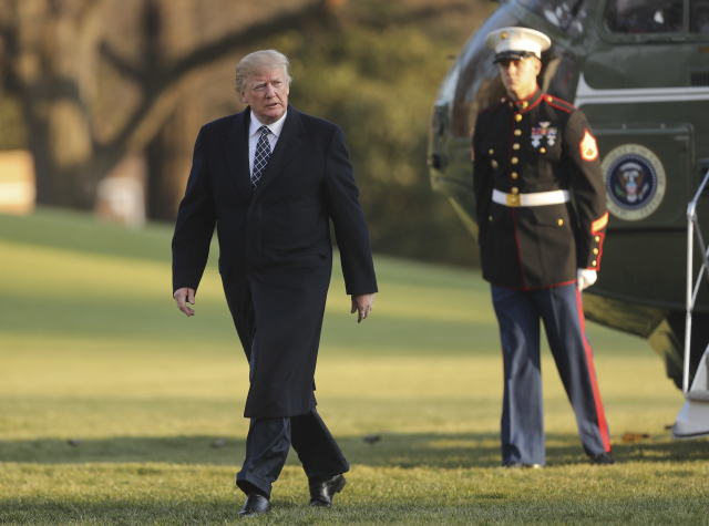 Donald Trump (vlevo). 