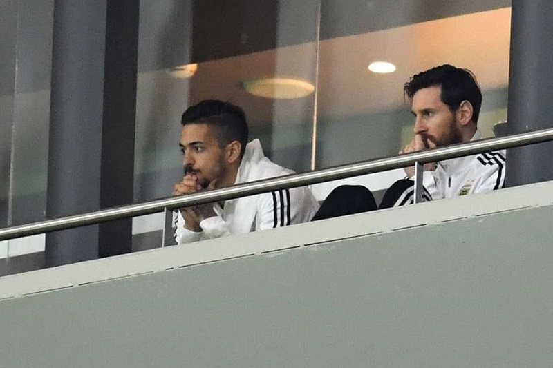 Lionel Messi přihlížel debaklu své reprezentace pouze z tribuny. Tu následně po šestém gólů pod vlivem emocí opustil.
