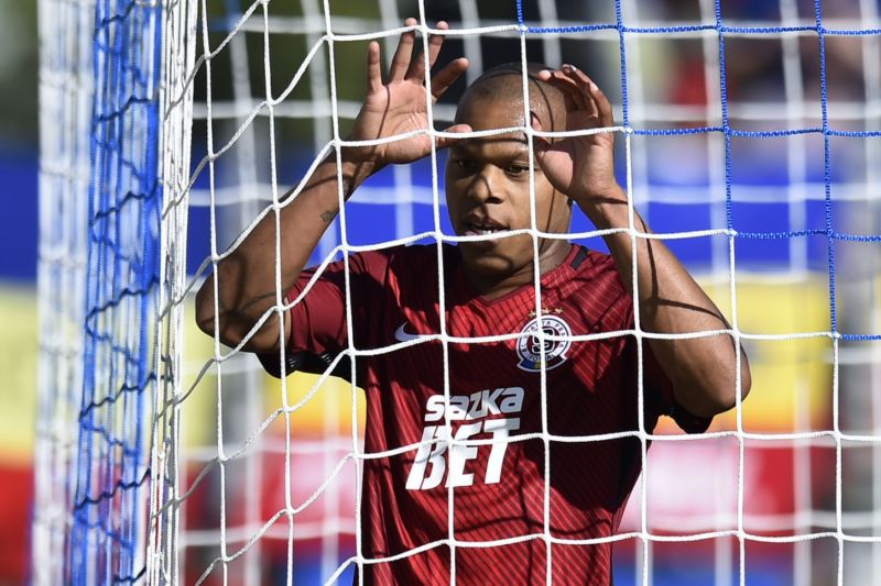 Jonathan Biabiany se vrátil do přípravy s A-týmem Sparty. Jonathan Biabiany se vrátil do přípravy s A-týmem Sparty.