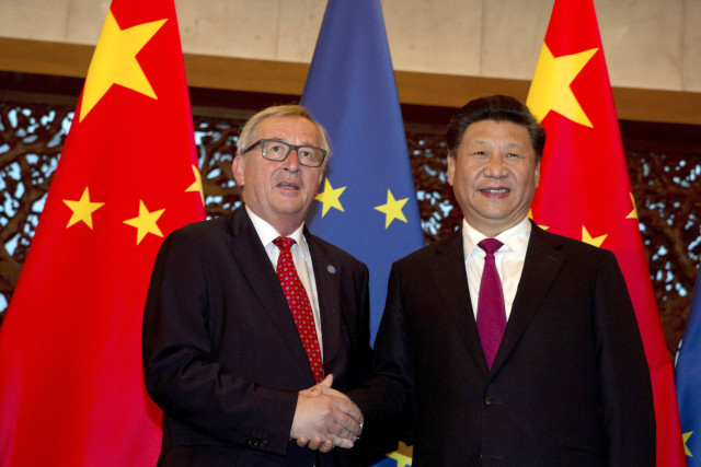 Zleva předseda Evropské komise Jean-Claude Juncker a čínský prezident Si Ťin-pching.