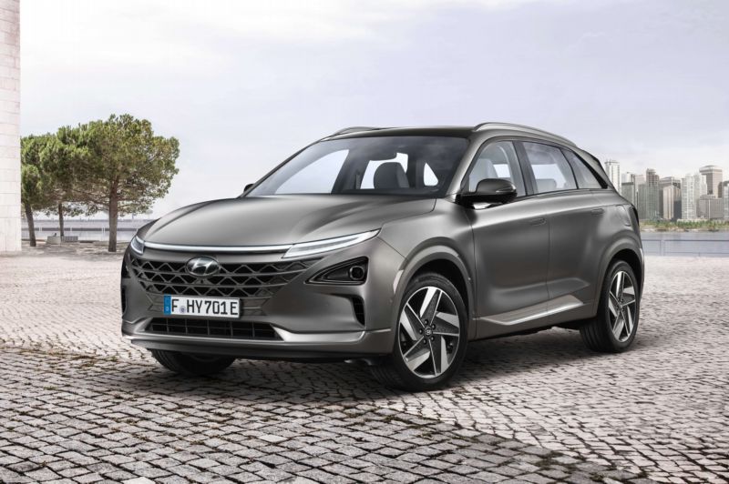 Nexo, model s pohonem na palivové články, se začal prodávat za velkého zájmu veřejnosti.