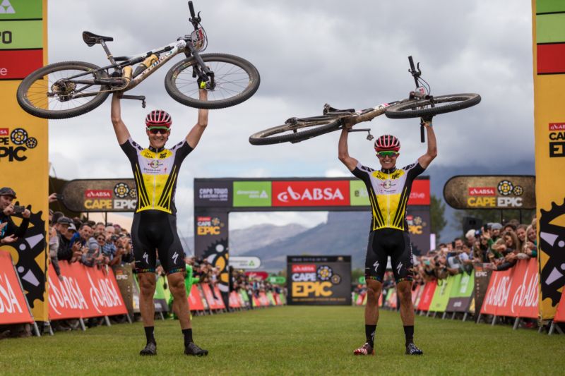 Jaroslav Kulhavý (vlevo) triumfoval na závodě Cape Epic už potřetí.