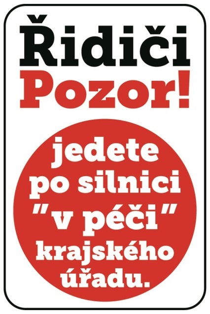 Za tankodrom na silnicích může kraj, varuje Kladno na cedulích.