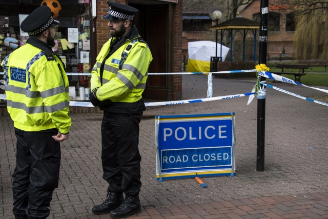 Policie před místem v Salisbury, kde byli otráveni Sergej Skripal a jeho dcera.
