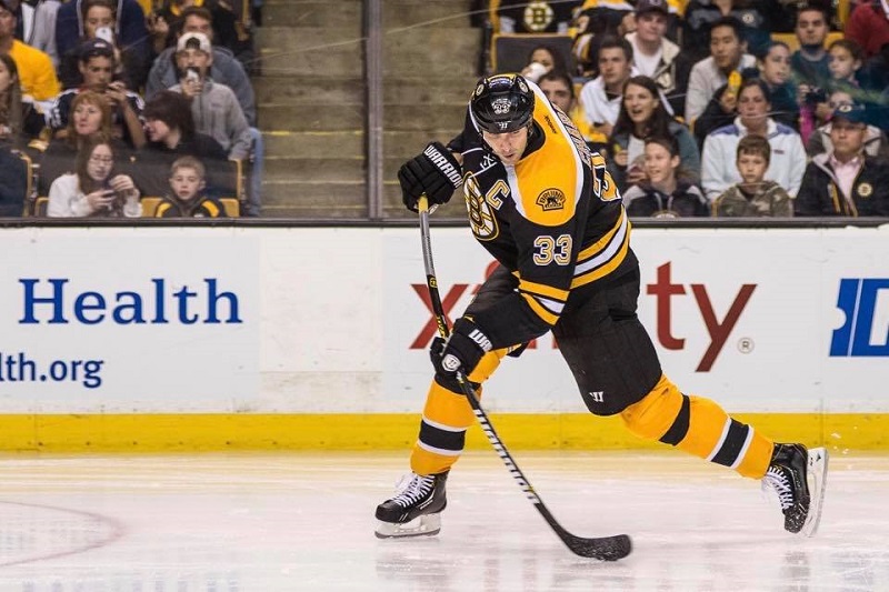 Slovenský obránce Zdeno Chara uzavřel nový roční kontrakt s Bostonem. Přijde si na pět milionů dolarů.