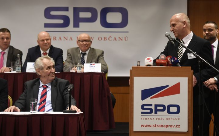 Prezident Miloš Zeman (vlevo dole) a nový předseda strany SPO Lubomír Nečas (vpravo).