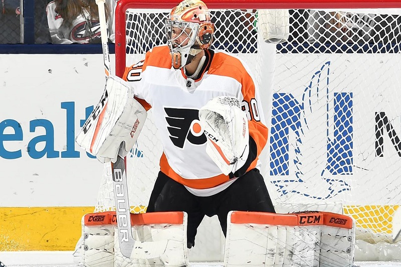 Gólman Michal Neuvirth se vrátil do branky Flyers, kvůli zranění však nedohrál.