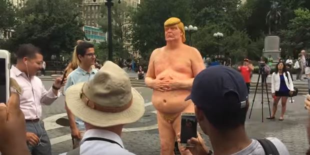 Socha nahého Trumpa jde do aukce.