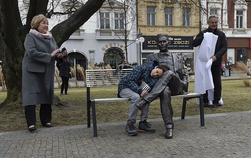 Socha básníka Jiřího Wolkera v Prostějově.