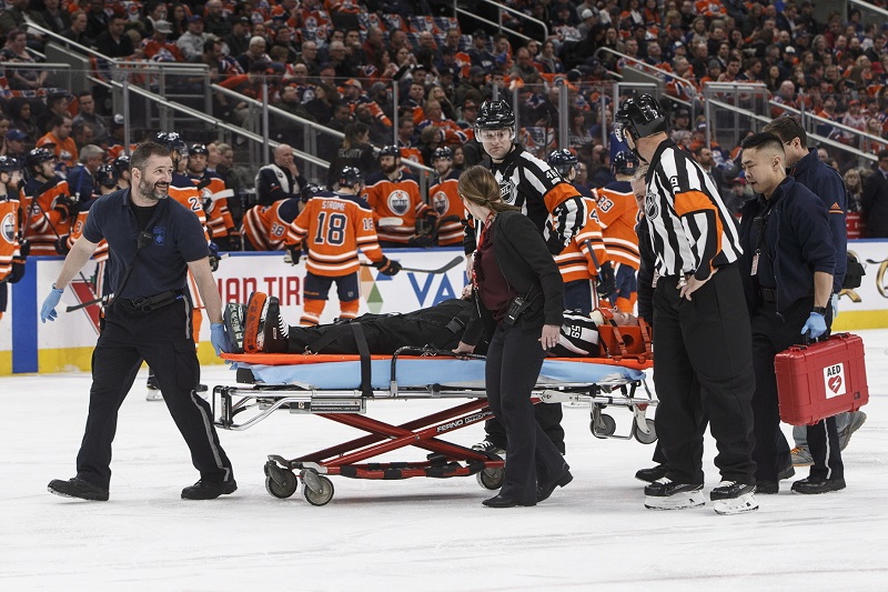 Čárový rozhodčí Steve Barton prožil v utkání Edmontonu s Columbusem nejhorší moment své kariéry. Čárový rozhodčí Steve Barton prožil v utkání Edmontonu s Columbusem nejhorší moment své kariéry.