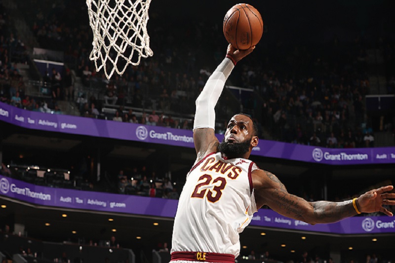 LeBron James vyrovnal v NBA rekord Michaela Jordana v počtu zápasů za sebou s alespoň deseti nastřílenými body. 