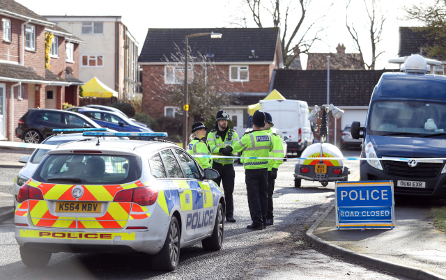 Policisté v Salisbury po incidentu s otrávením Skripala a jeho dcery novičokem.