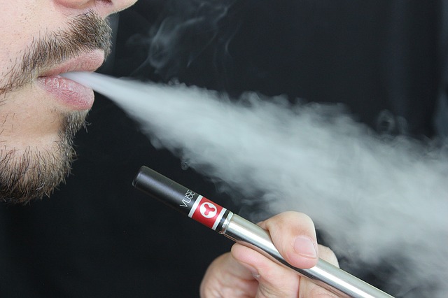 Kouření e-cigaret je méně škodlivé než kouření klasických cigaret, říkají v Anglii.