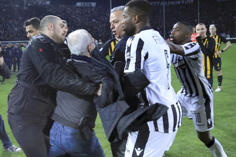 Majitel PAOKu Soluň nesmí tři roky na fotbal. Majitel PAOKu Soluň nesmí tři roky na fotbal.