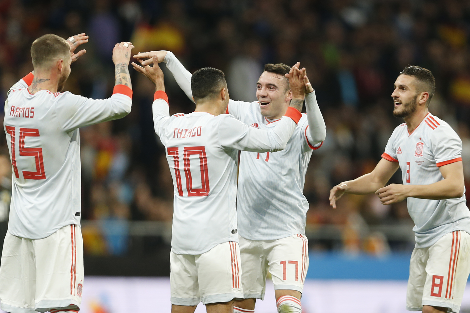 Hráči Španělska radující se z gólu proti Argentině.