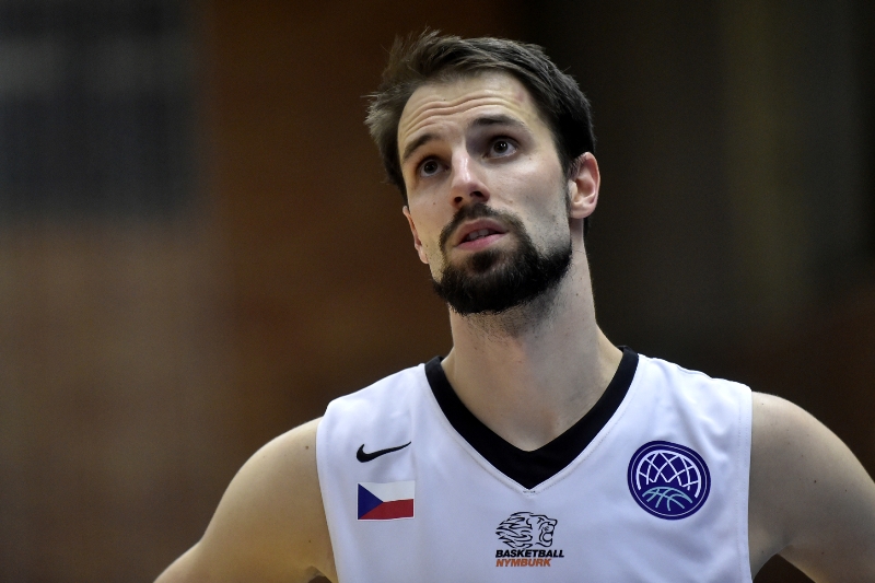 Basketbalista Vojtěch Hruban.