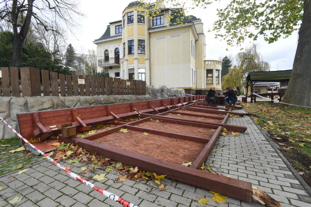 Zoo v Ústí nad Labem. Na zemi leží stržená informační tabule. 