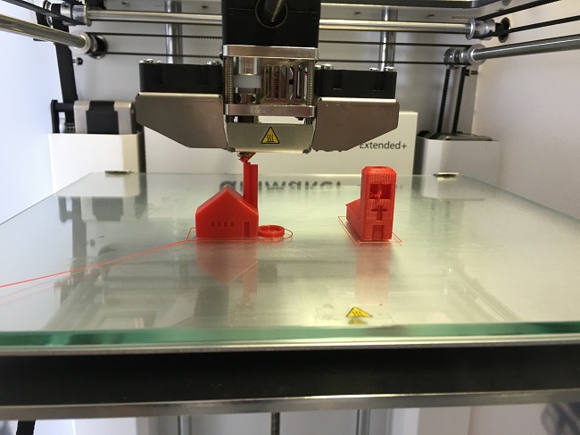 Mezi přístroje, jimiž by měla být laboratoř vybavena, by měla patřit například laserová řezačka či 3D tiskárna (ilustrační foto).