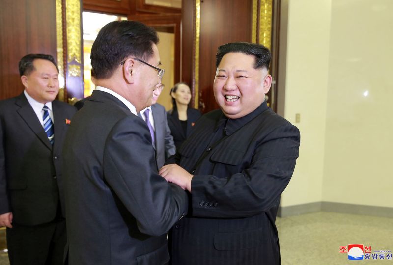 Severokorejský vůdce Kim Čong-un (vpravo) a jihokorejský ředitel pro národní bezpečnost Chung Eui-yong.