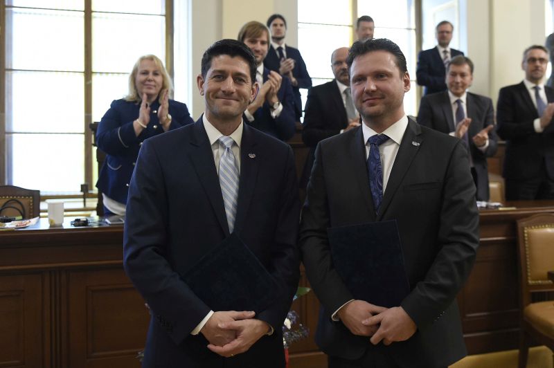 Předseda Sněmovny reprezentantů USA Paul Ryan (vlevo) a předseda sněmovny ČR Radek Vondráček.