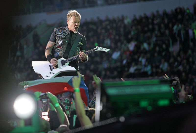 Metallica při koncertě v Edenu 2012. Na snímku lídr kapely James Hetfield.
