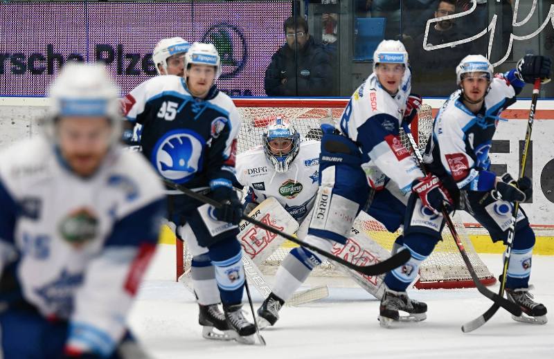 Hokejisté Brna přetlačili Plzeň ne jejím ledě 3:2. 
