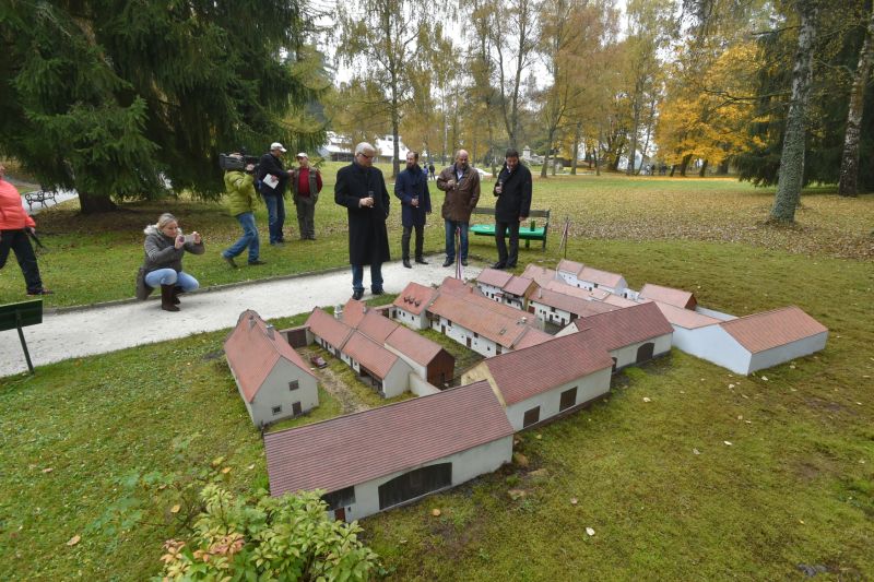 Model souboru lidových staveb v Holašovicích, park Boheminium, Mariánské lázně. Model souboru lidových staveb v Holašovicích, park Boheminium, Mariánské lázně.