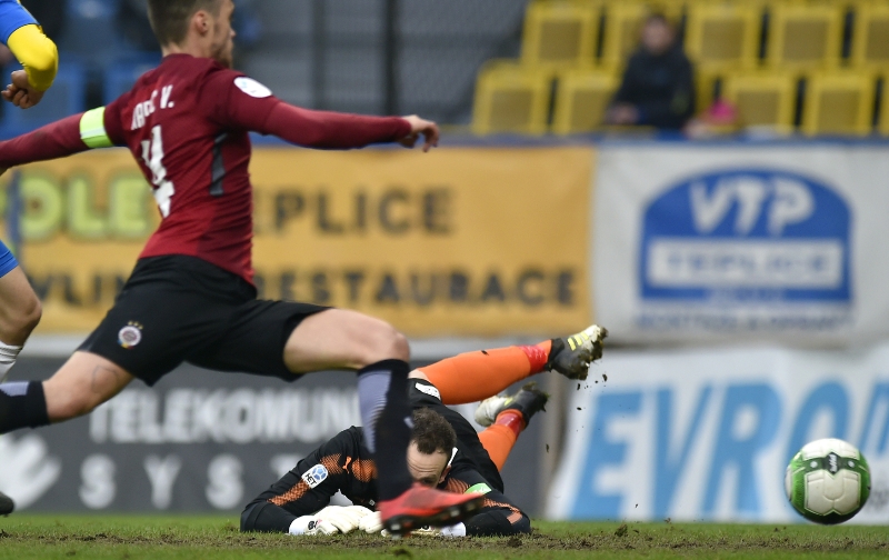 Václav Kadlec s kapitánskou páskou v zápase proti Teplicím. 