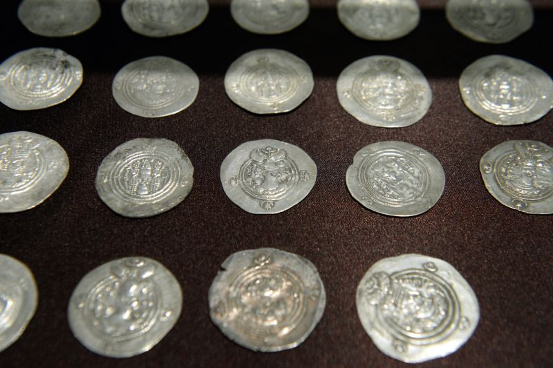 Mince pocházející z roku 35 př.n.l. vystavené na výstavě Hedvábná cesta ve Vlastivědném muzeu.