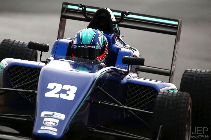 Mladý závodník Billy Monger. 