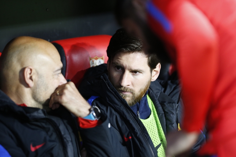 Fotbalista Lionel Messi na lavičce Barcelony.
