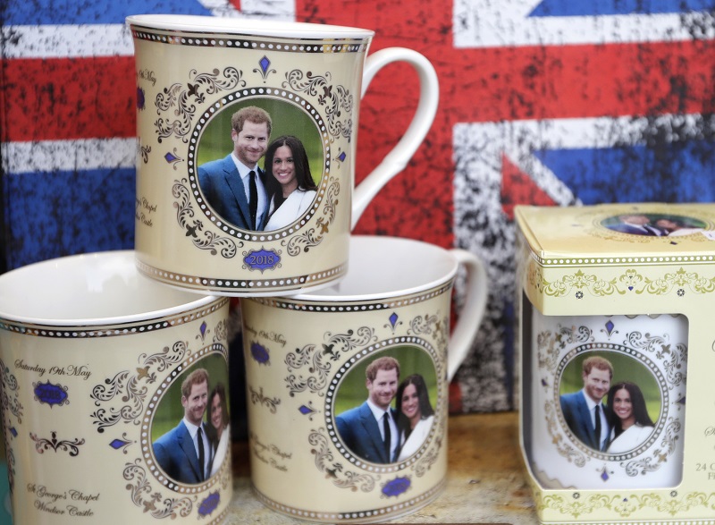 Hrneček s portrétem prince Harryho a Meghan Markleové.