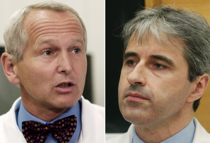 Přednosta kardiocentra a kliniky kardiovaskulární chirurgie pražského IKEM Jan Pirk (vlevo) a přednosta kliniky kardiologie IKEM Josef Kautzner na tiskové konferenci, na níž byly 16. dubna poskytnuty informace o prvním užití aplikace mechanického srdce v České republice a zemích východní Evropy.