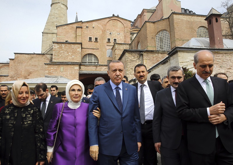 Turecký prezident Recep Tayyip Erdogan (uprostřed) s manželkou.