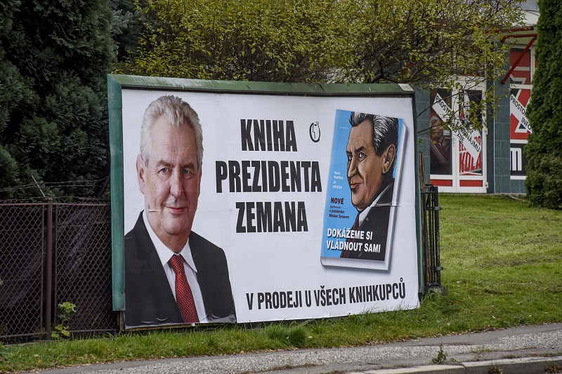 Billboard poutající na knihu Miloše Zemana.