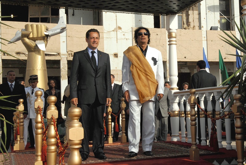 Bývalý francouzský prezident Nicolas Sarkozy na schůzce s Muammarem Kaddáfím.