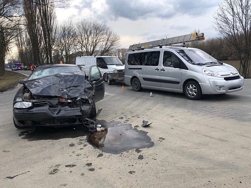 Při nehodě na okraji Olomouce 29. března odpoledne zemřely dvě děti, uvedli záchranáři. Další tři lidé skončili s lehkým až středně těžkým zraněním v nemocnici.