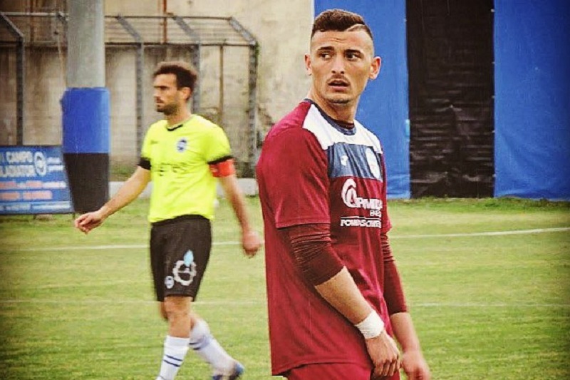 Davide Iovinella ukončil ve 24 letech fotbalovou kariéru a vstoupil do světa filmů pro dospělé. Davide Iovinella ukončil ve 24 letech fotbalovou kariéru a vstoupil do světa filmů pro dospělé.