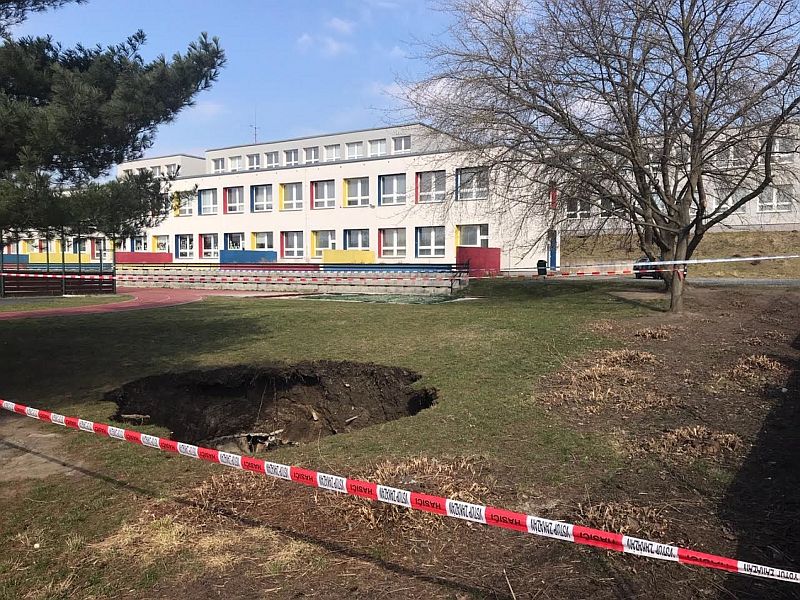Strop na ploše 4 x 5 metrů se propadl do hloubky asi tří metrů. Nikdo nebyl zraněn. Strop na ploše 4 x 5 metrů se propadl do hloubky asi tří metrů. Nikdo nebyl zraněn.