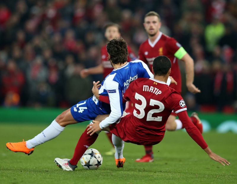 Obránce Liverpoolu Joel Matip (zády) si v letošní sezoně zřejmě už nezahraje. Obránce Liverpoolu Joel Matip (zády) si v letošní sezoně zřejmě už nezahraje.
