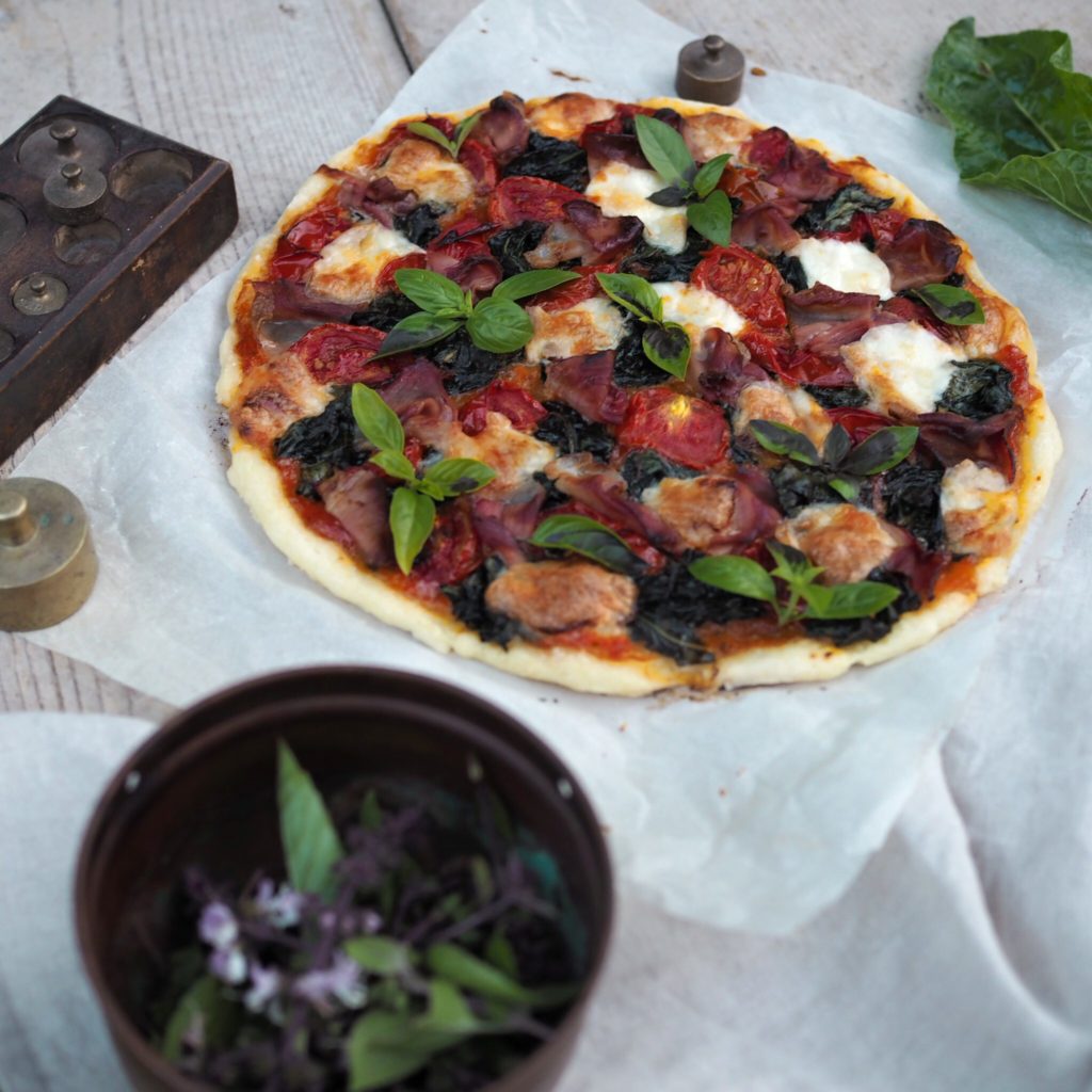 Bezlepková pizza s mangoldem a prosciuttem.