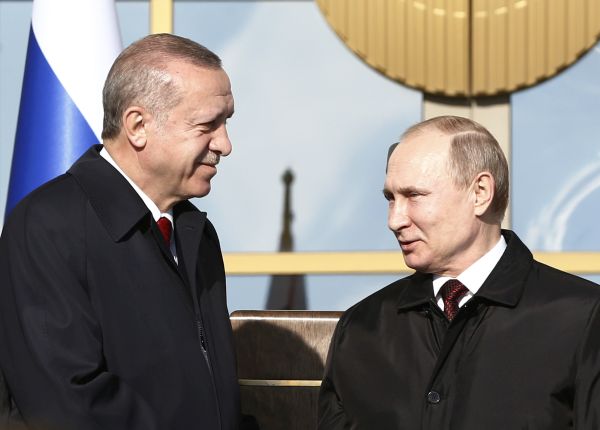Turecký prezident Recep Tayyip Erdogan (vlevo) a ruský prezident Vladimir Putin. Turecký prezident Recep Tayyip Erdogan (vlevo) a ruský prezident Vladimir Putin.