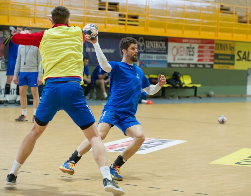 Ondřej Zdráhala (vpravo v modrém).
