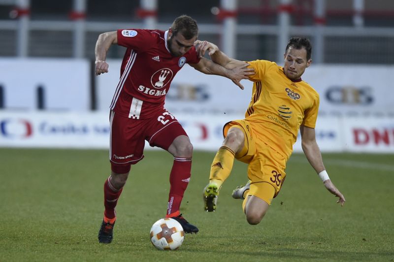 Martin Sladký (vlevo) s Jakubem Podaným (vpravo) v souboji o míč.