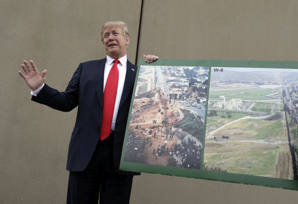 Americký prezident Donald Trump s plánem zdi.
