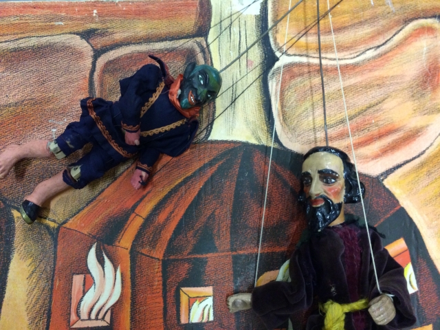 Na snímku je marioneta čerta (vlevo) a Fausta. 