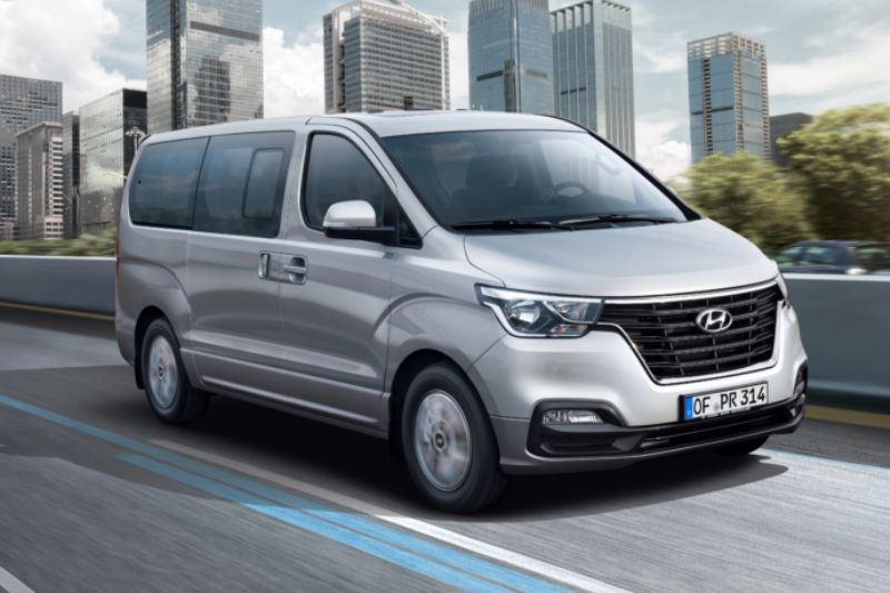 Hyundai H-1 Hyundai H-1 je po své modernizaci nejen líbivý, ale nabízí ještě vyšší úroveň jízdního komfortu. 