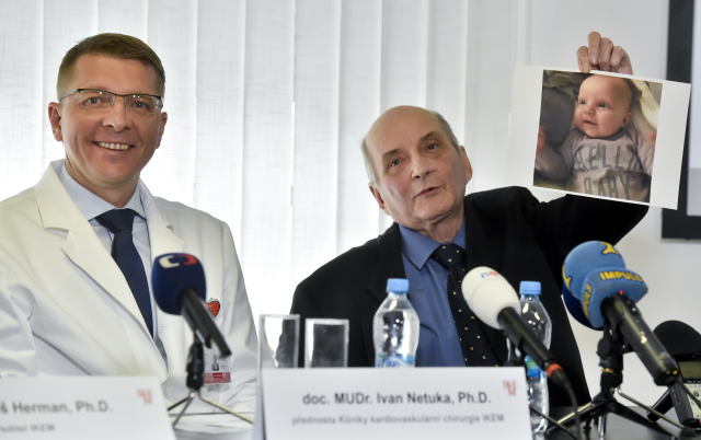 Pacient (vpravo) žije 4,5 měsíce s umělým srdcem.