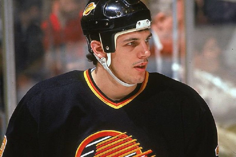 Legendární bitkař Gino Odjick porazil smrtelnou chorobu. Legendární bitkař Gino Odjick porazil smrtelnou chorobu.