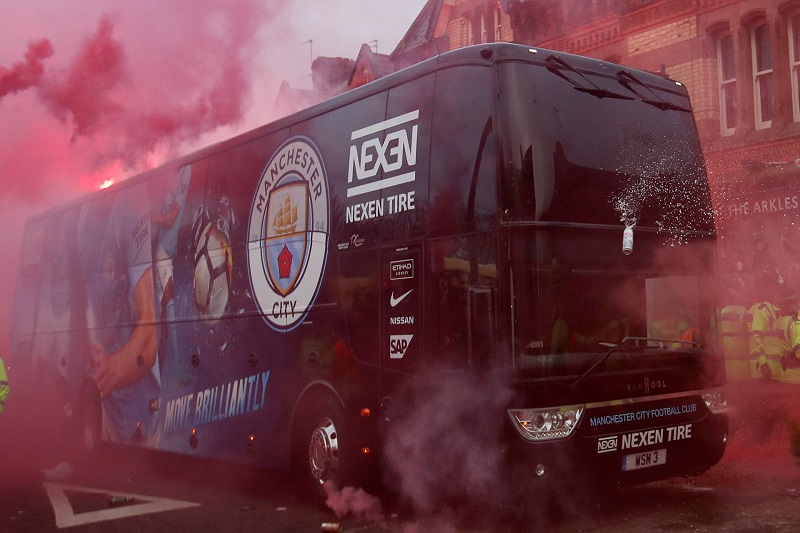 Příznivci Liverpoolu napadli přijíždějící autobus Manchesteru City. Na vůz vhazovali lahve i pyrotechniku.